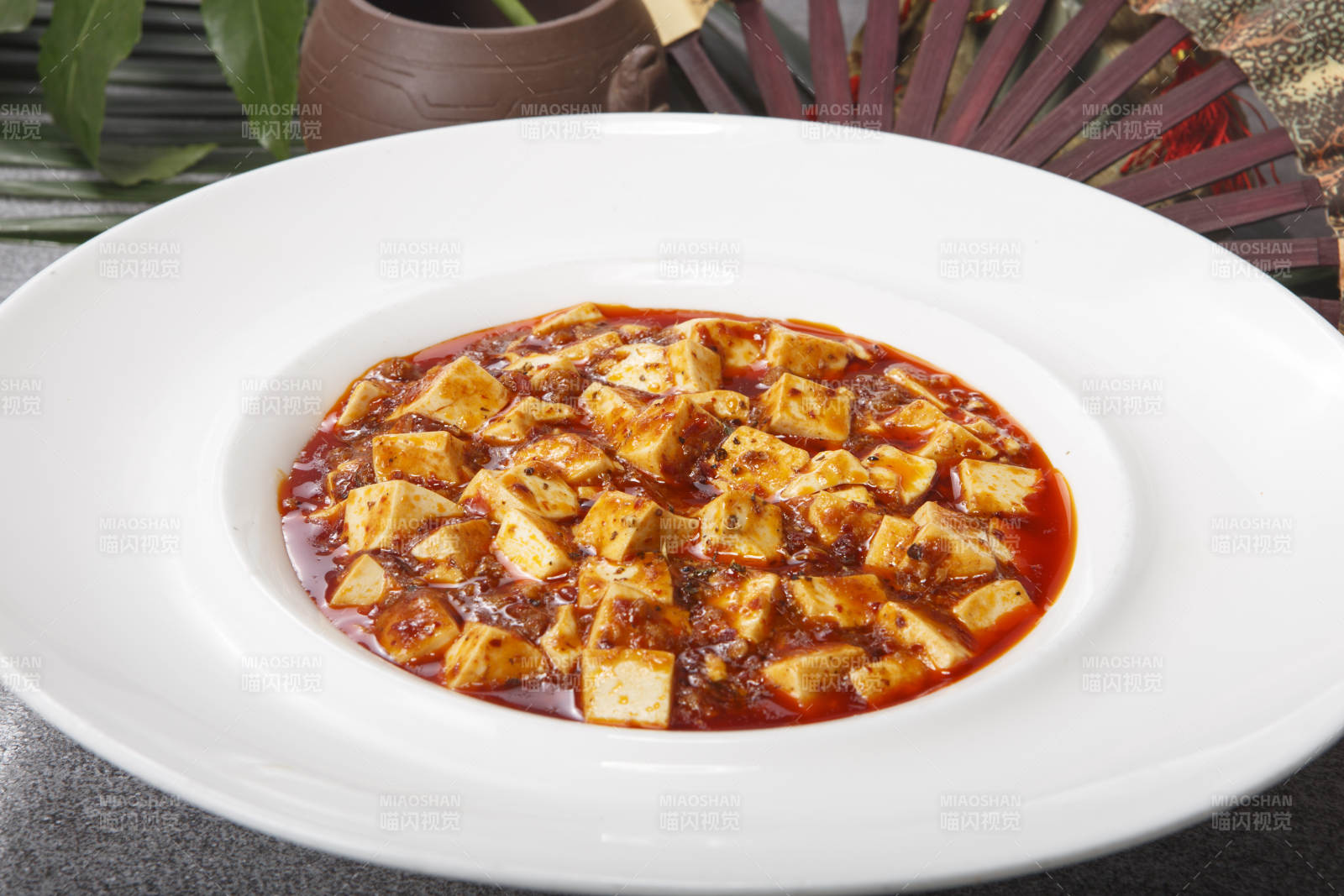 白色圆瓷盘装的家常麻婆豆腐图片