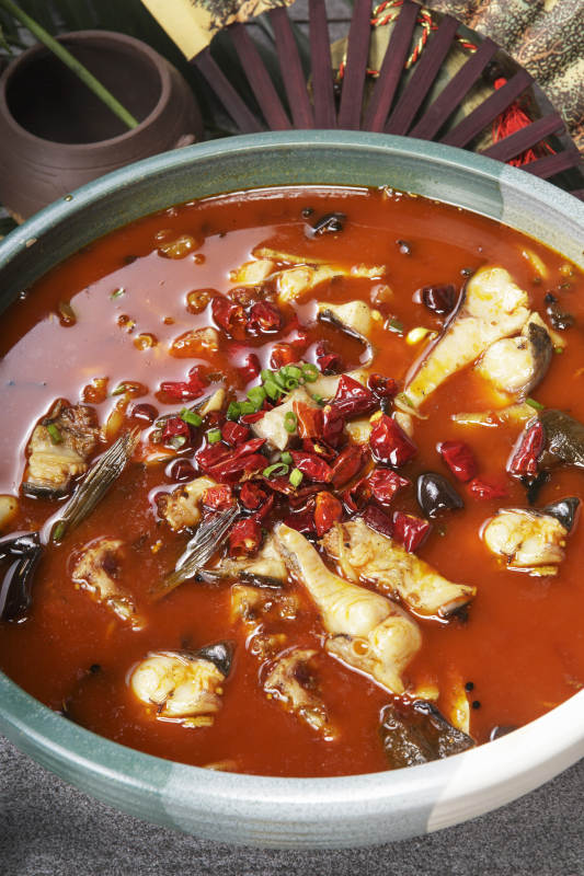 青釉食盆装的香辣口水鱼图片