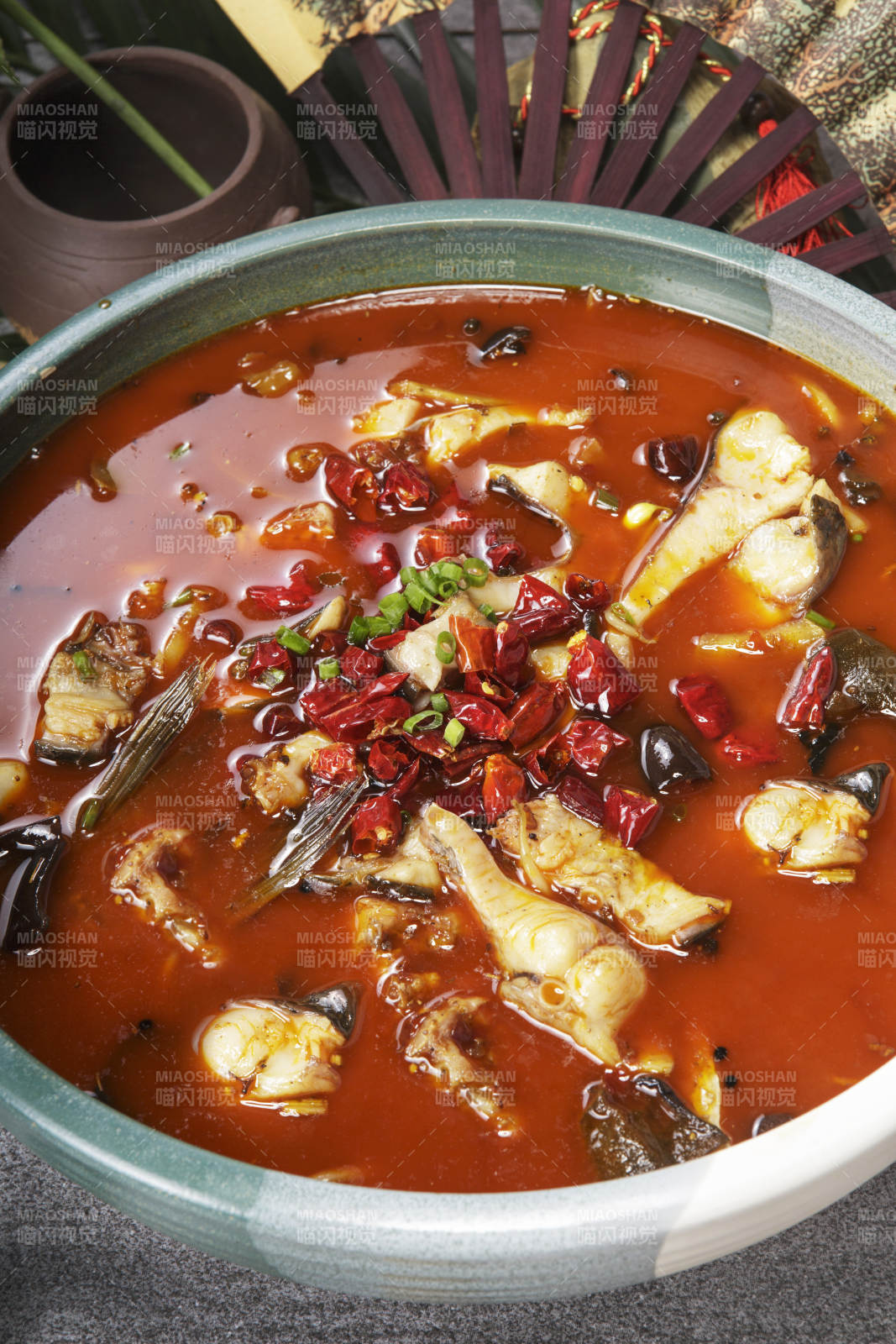 青釉食盆装的香辣口水鱼图片