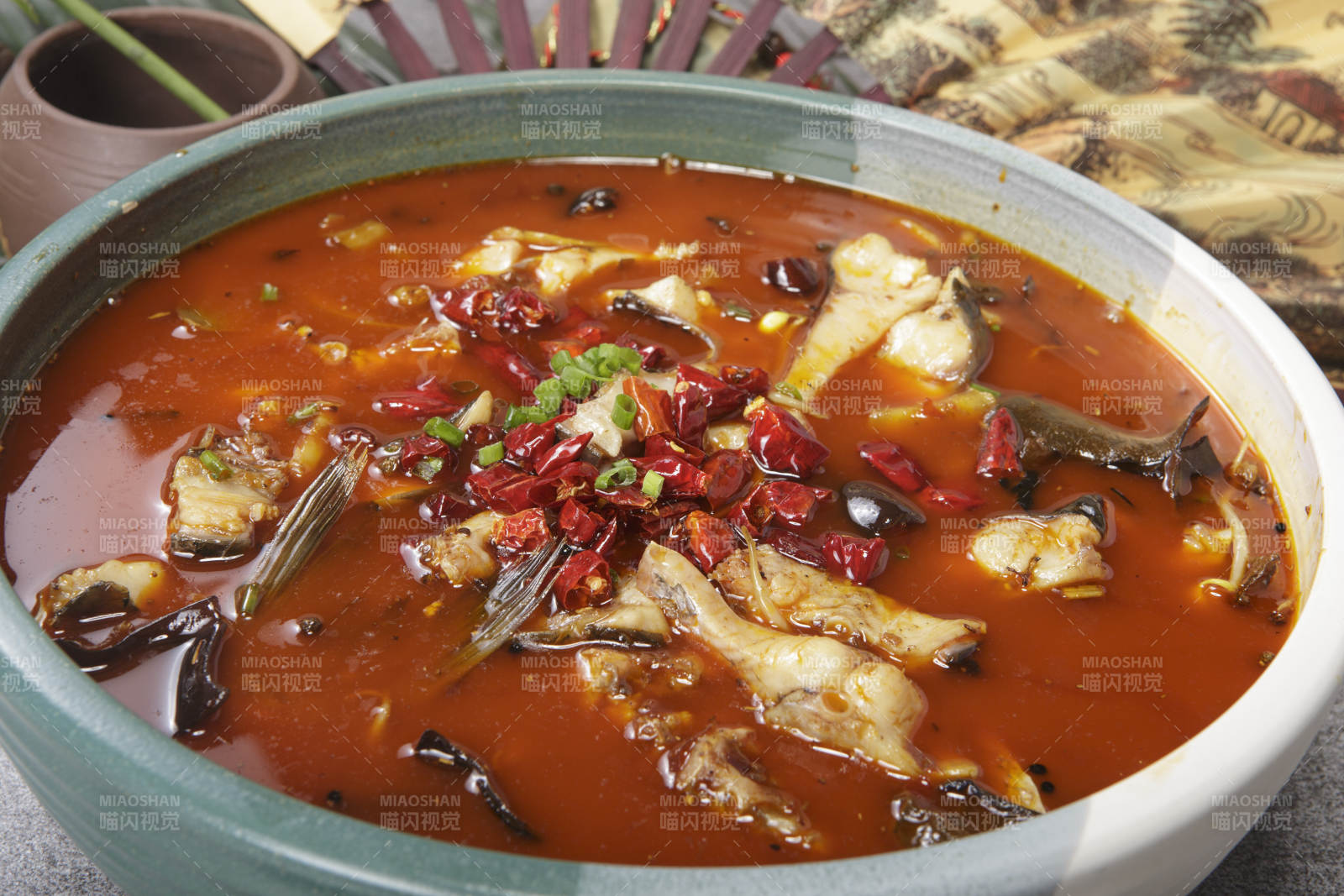 青釉食盆装的香辣口水鱼图片