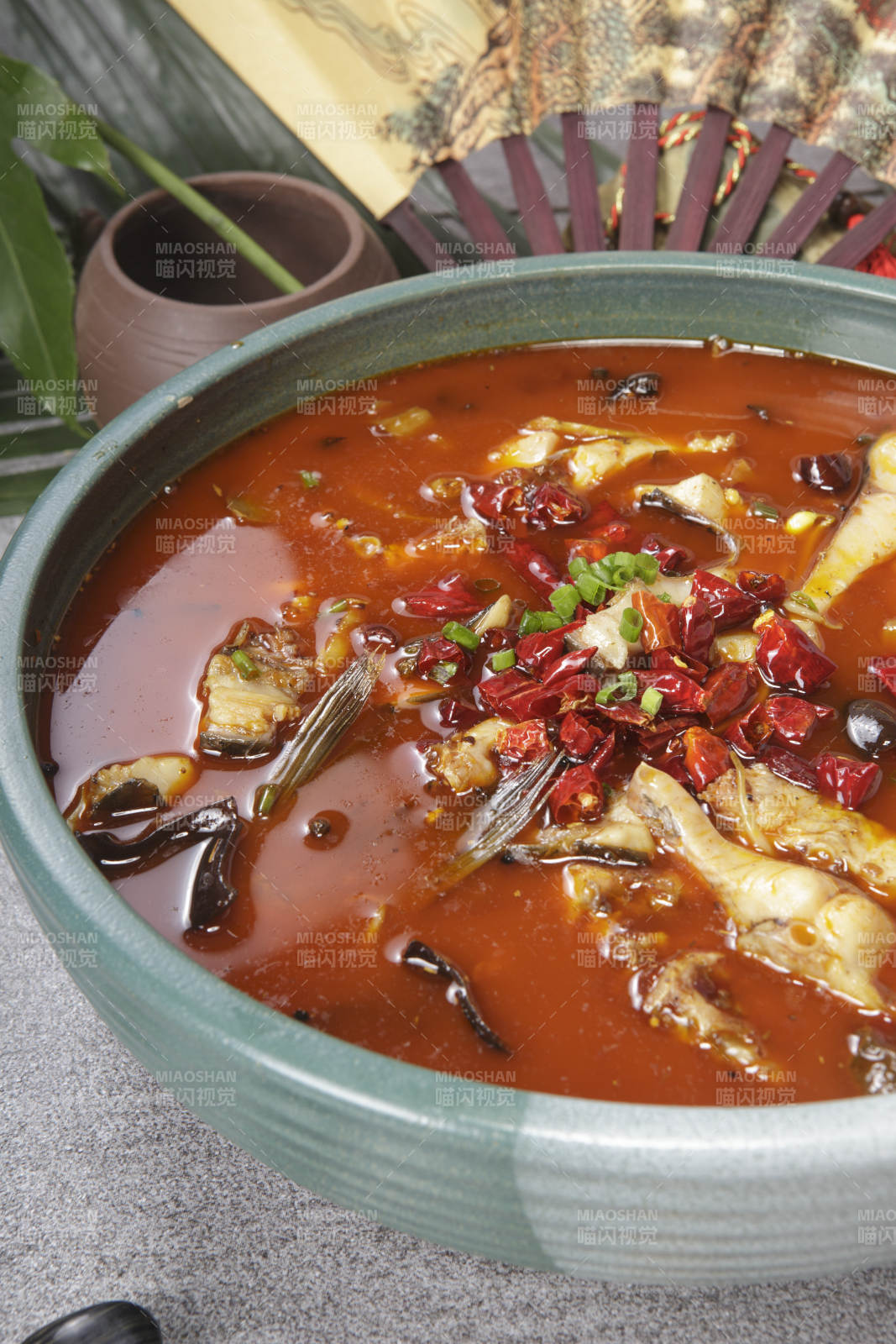 青釉食盆装的香辣口水鱼图片