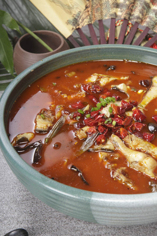 青釉食盆装的香辣口水鱼图片