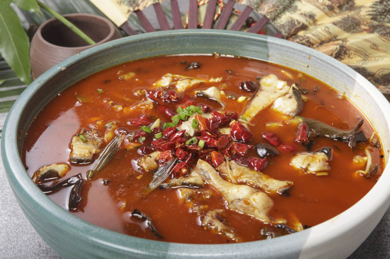 青釉食盆装的香辣口水鱼图片