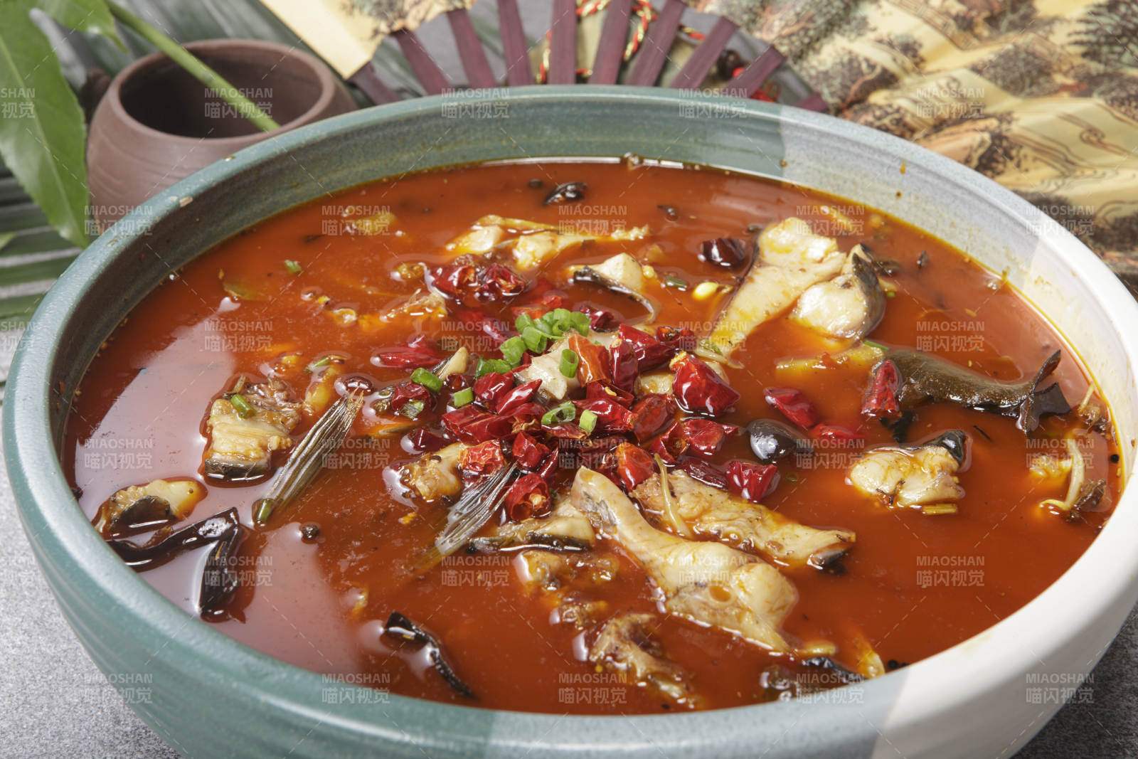 青釉食盆装的香辣口水鱼图片