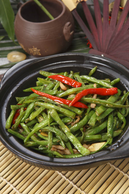 黑色砂锅装的米椒肉丝煲豇豆丝图片