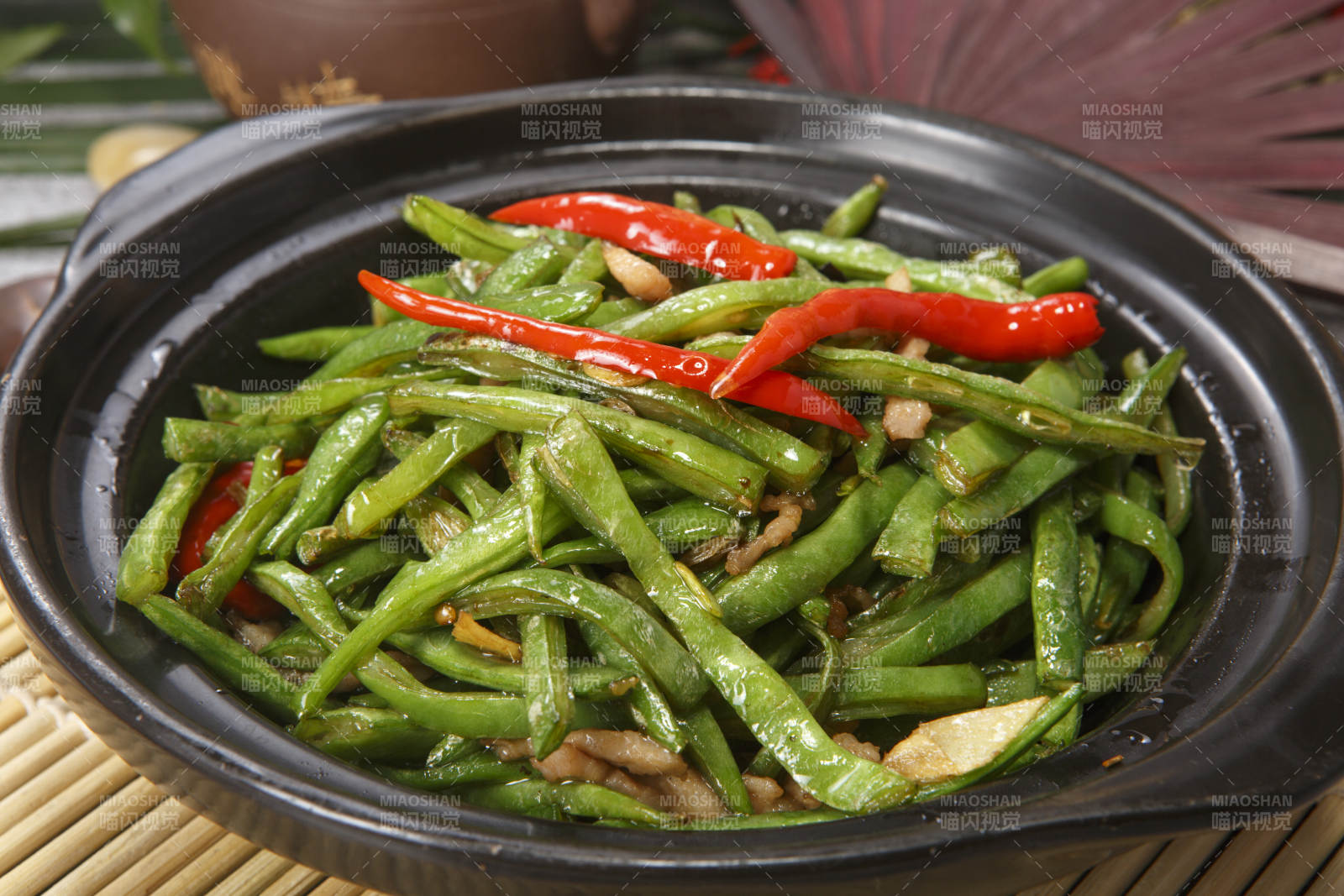 黑色砂锅装的米椒肉丝煲豇豆丝图片