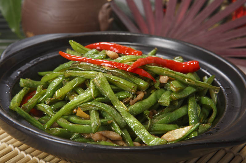黑色砂锅装的米椒肉丝煲豇豆丝图片