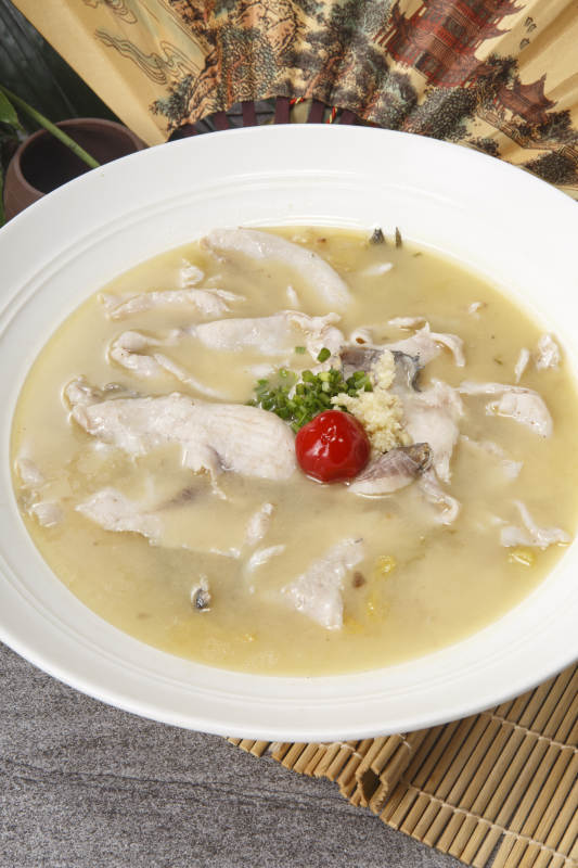 白色瓷盘装的酸汤鱼片图片