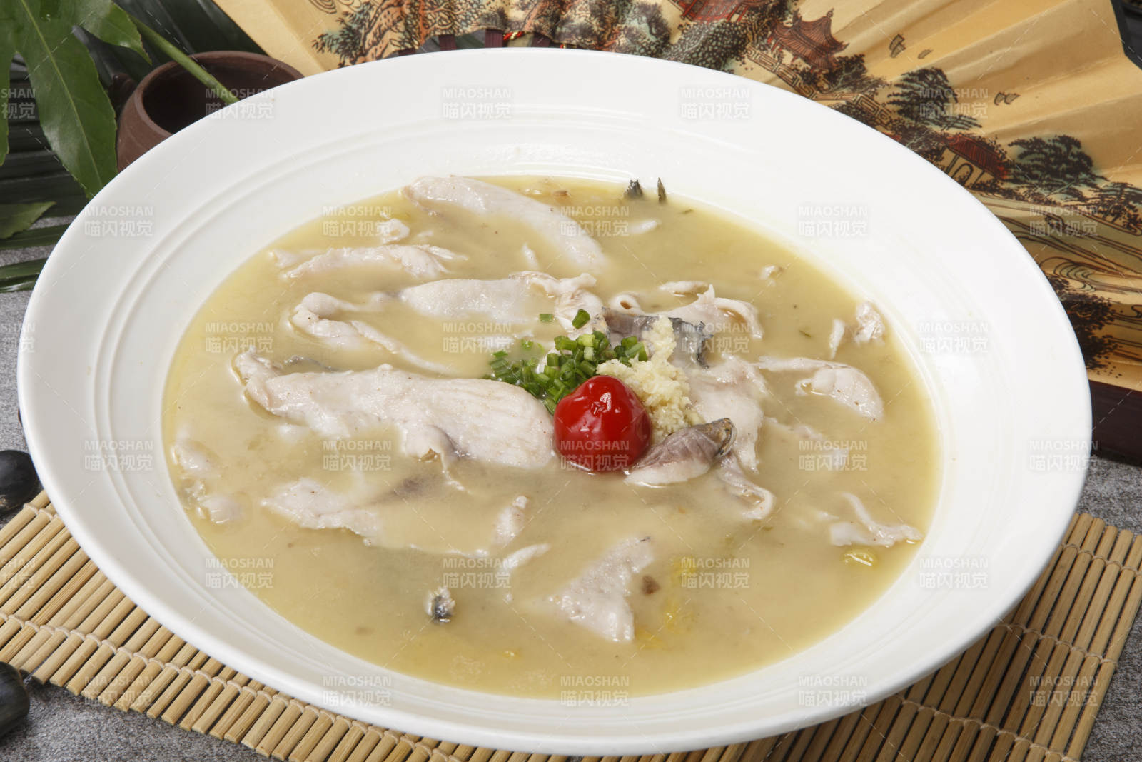 白色瓷盘装的酸汤鱼片图片