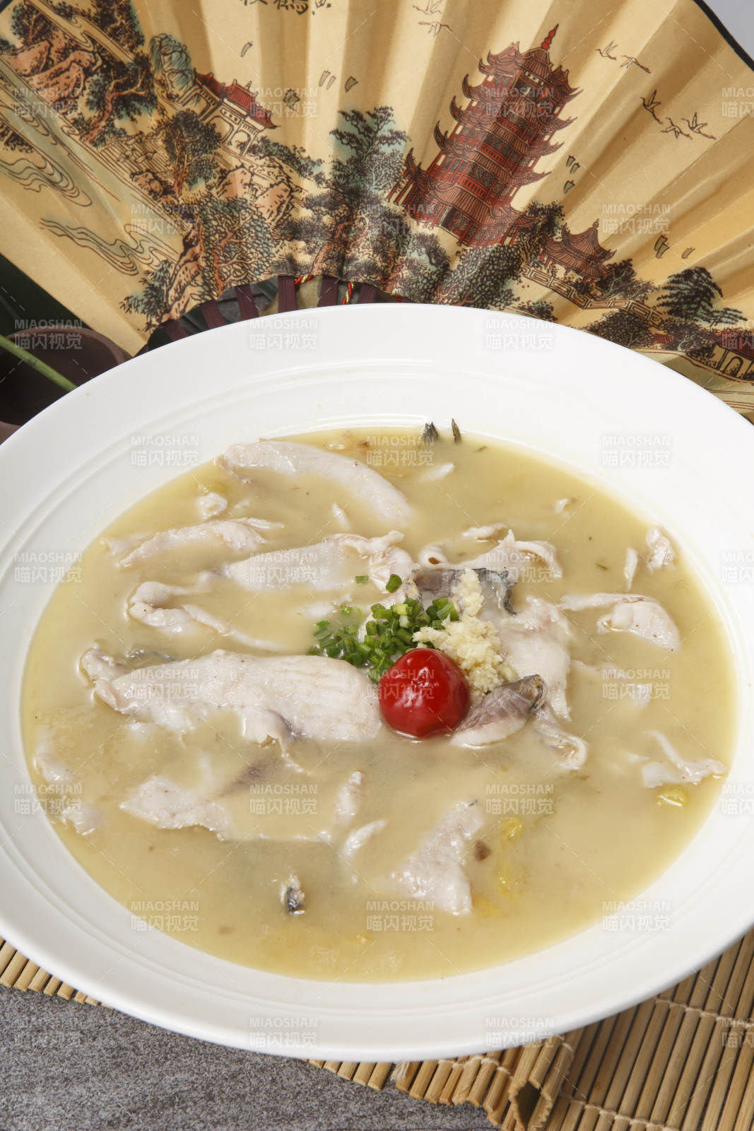 白色瓷盘装的酸汤鱼片图片