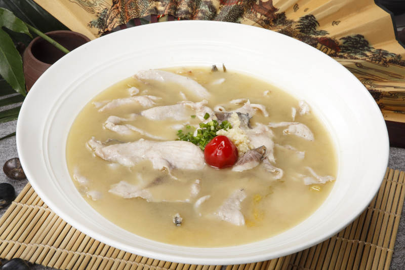 白色瓷盘装的酸汤鱼片图片