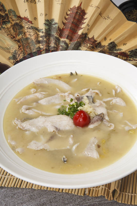 白色瓷盘装的酸汤鱼片图片