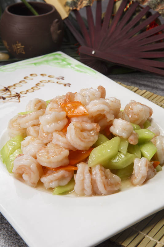 白色瓷盘装的清炒大虾仁图片