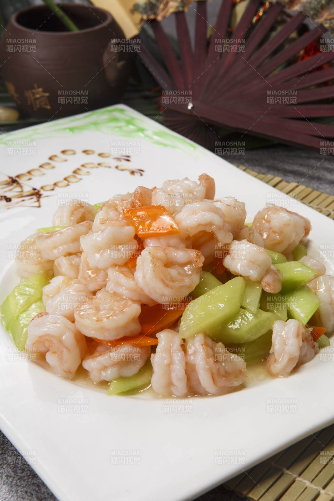 白色瓷盘装的清炒大虾仁图片