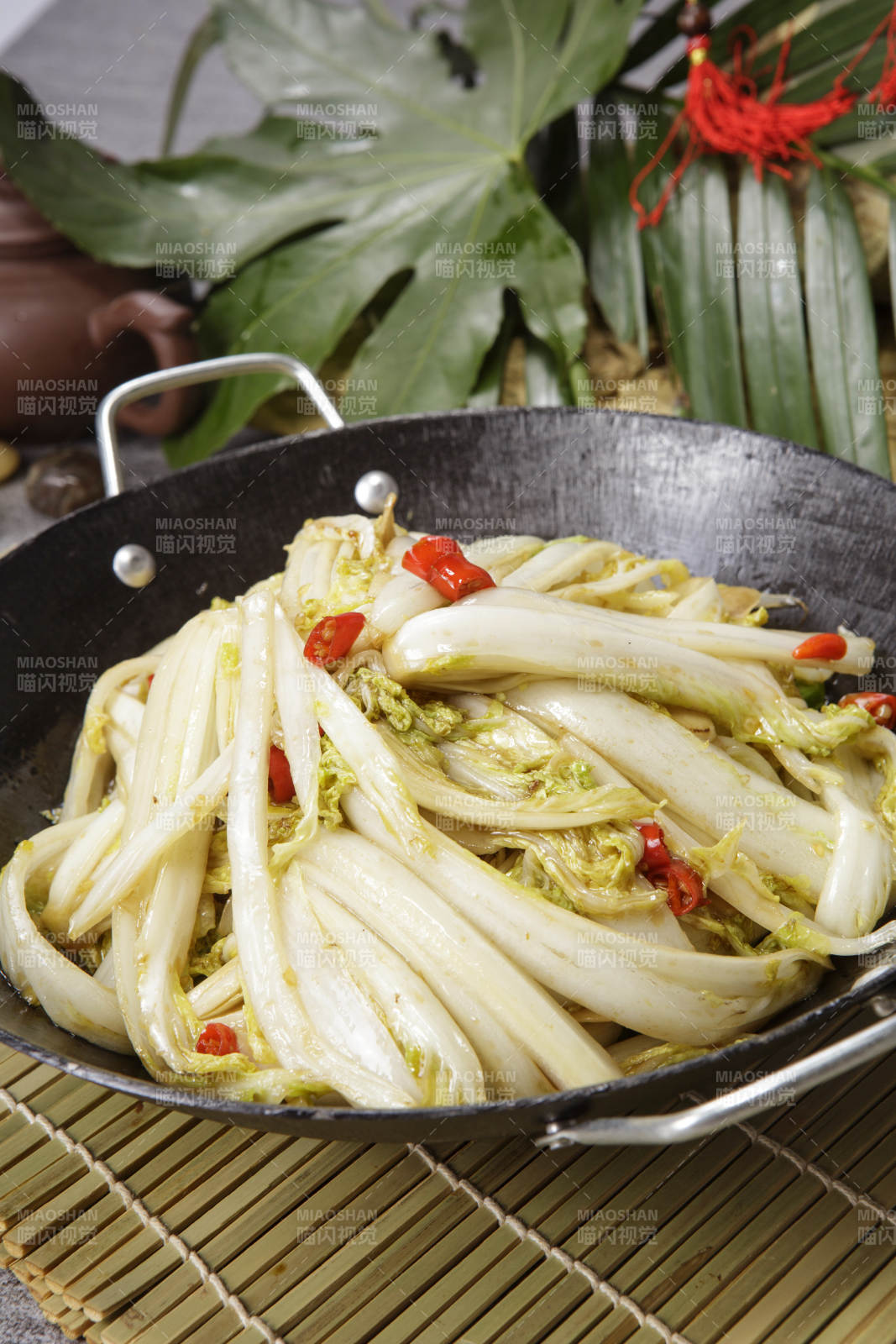 黑色铁锅装的米椒白菜图片