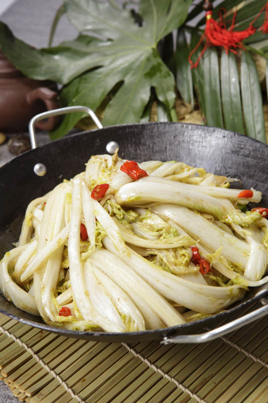 黑色铁锅装的米椒白菜图片