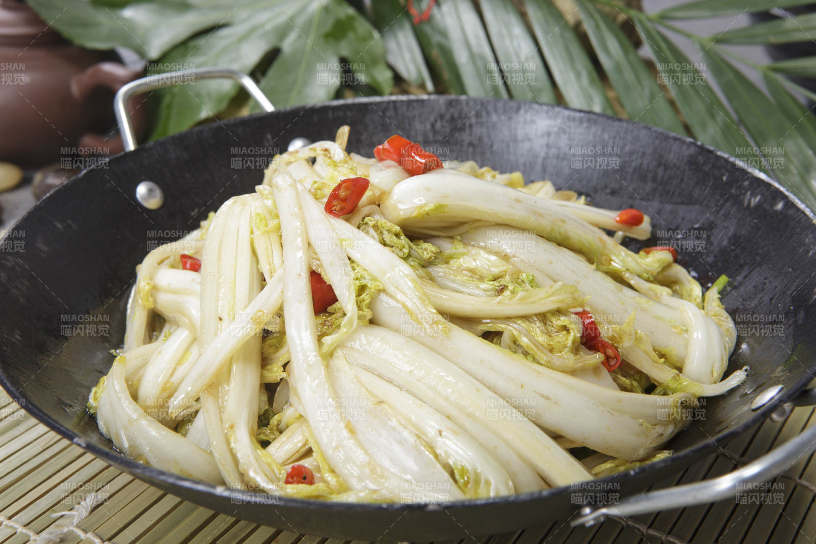 黑色铁锅装的米椒白菜图片