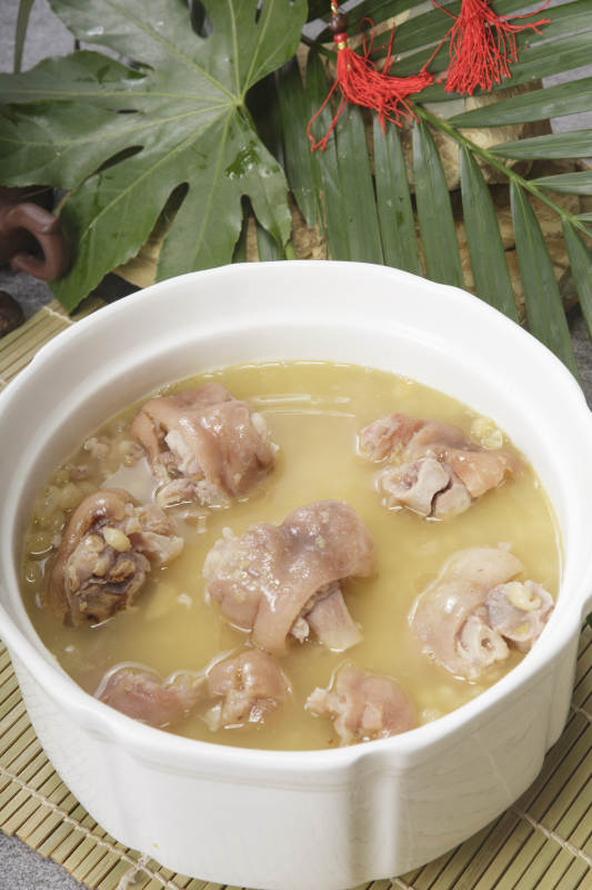 白瓷盆装的黄豆焖猪手猪蹄图片