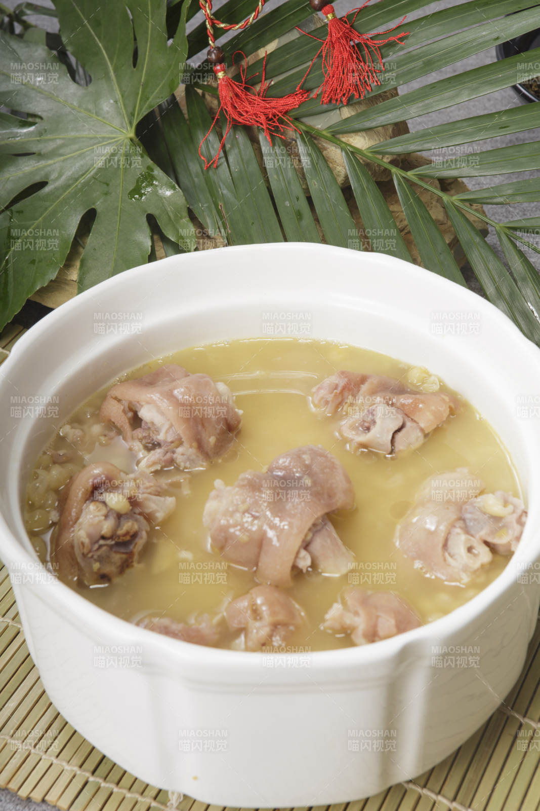 白瓷盆装的黄豆焖猪手猪蹄图片