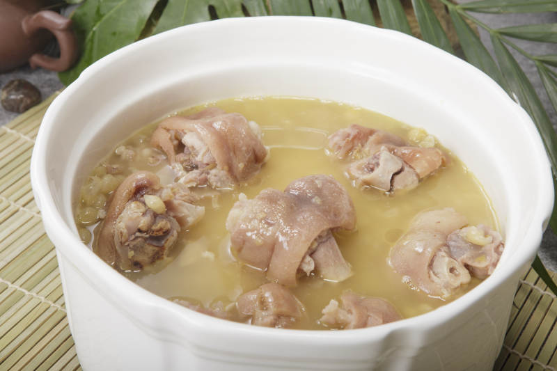 白瓷盆装的黄豆焖猪手猪蹄图片