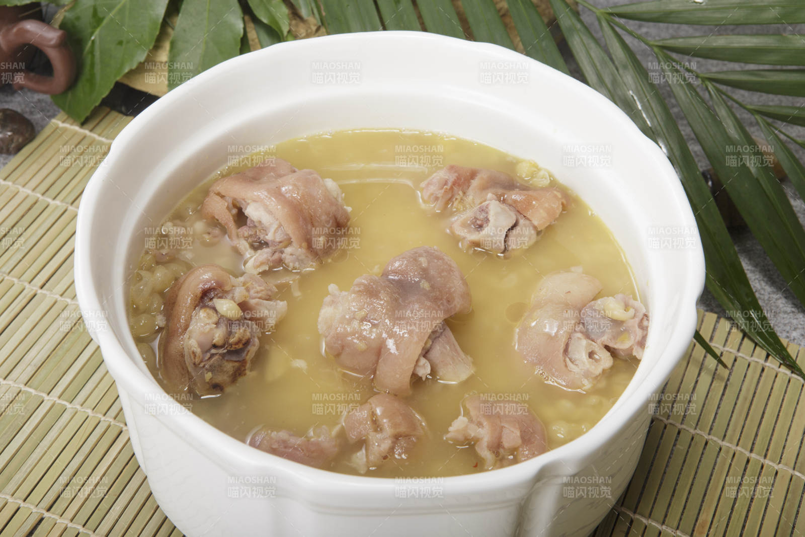 白瓷盆装的黄豆焖猪手猪蹄图片