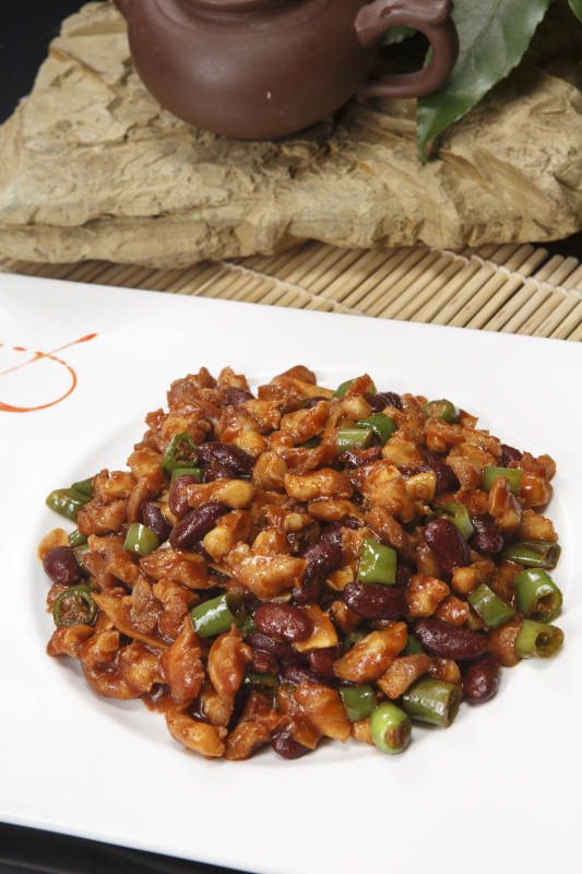 白瓷盘装的红豆鸡脆骨图片