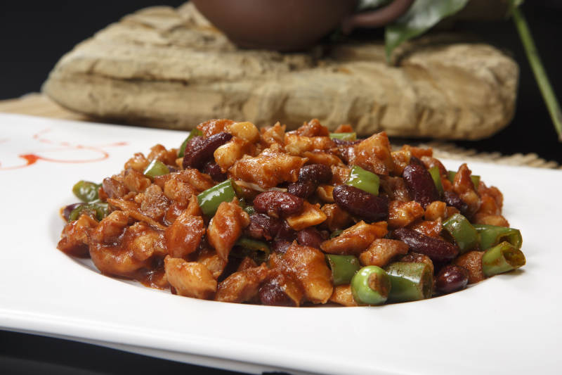 白瓷盘装的红豆鸡脆骨图片