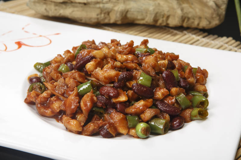 白瓷盘装的红豆鸡脆骨图片