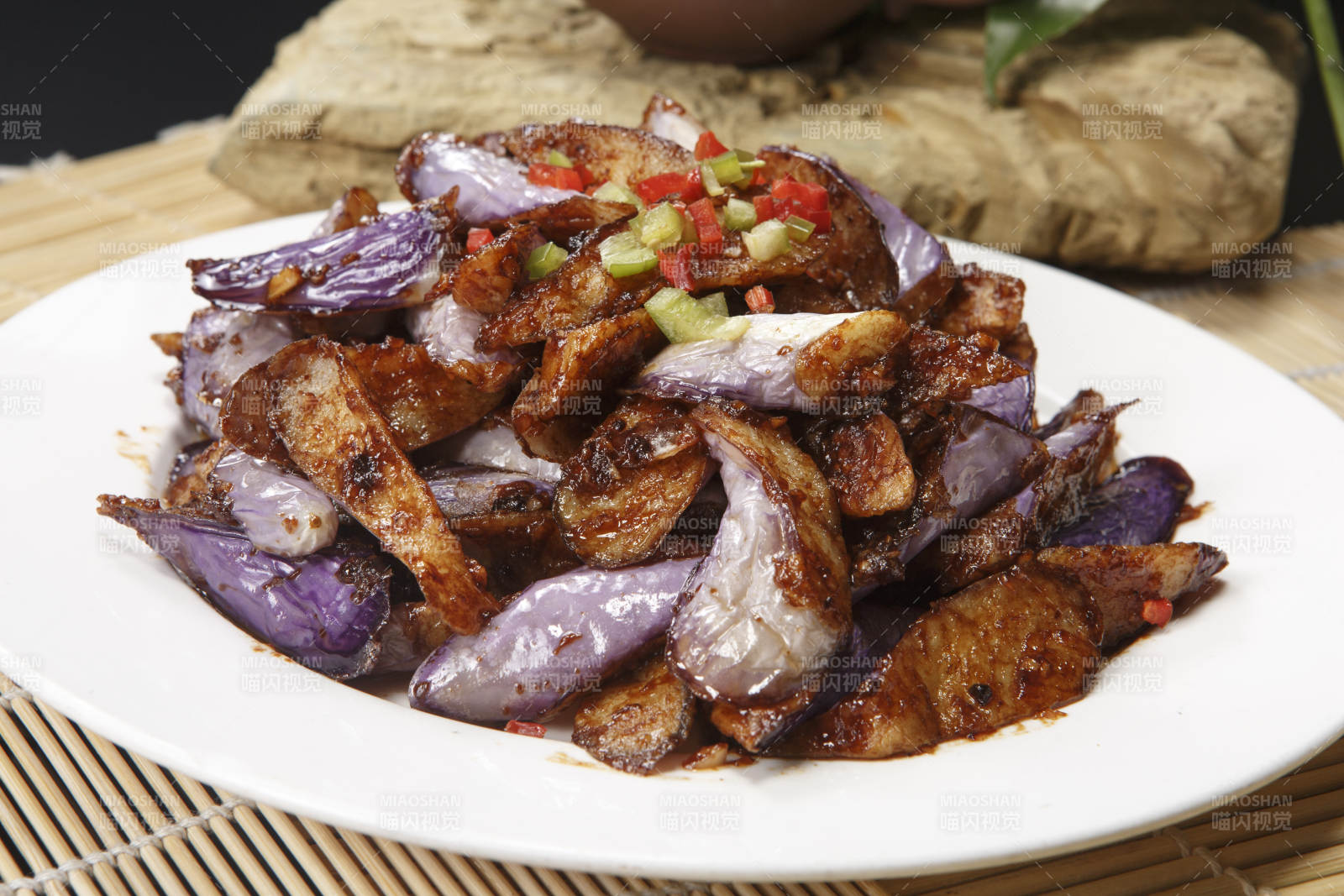 白色瓷盘装的肉末酱茄子图片