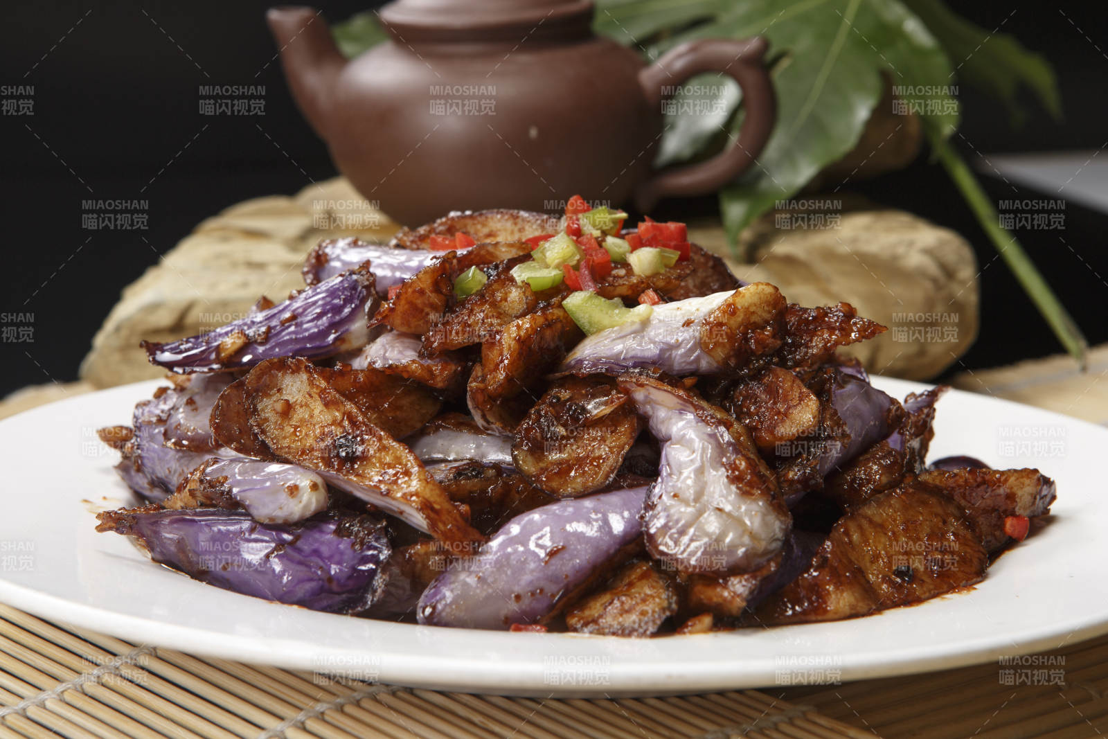 白色瓷盘装的肉末酱茄子图片