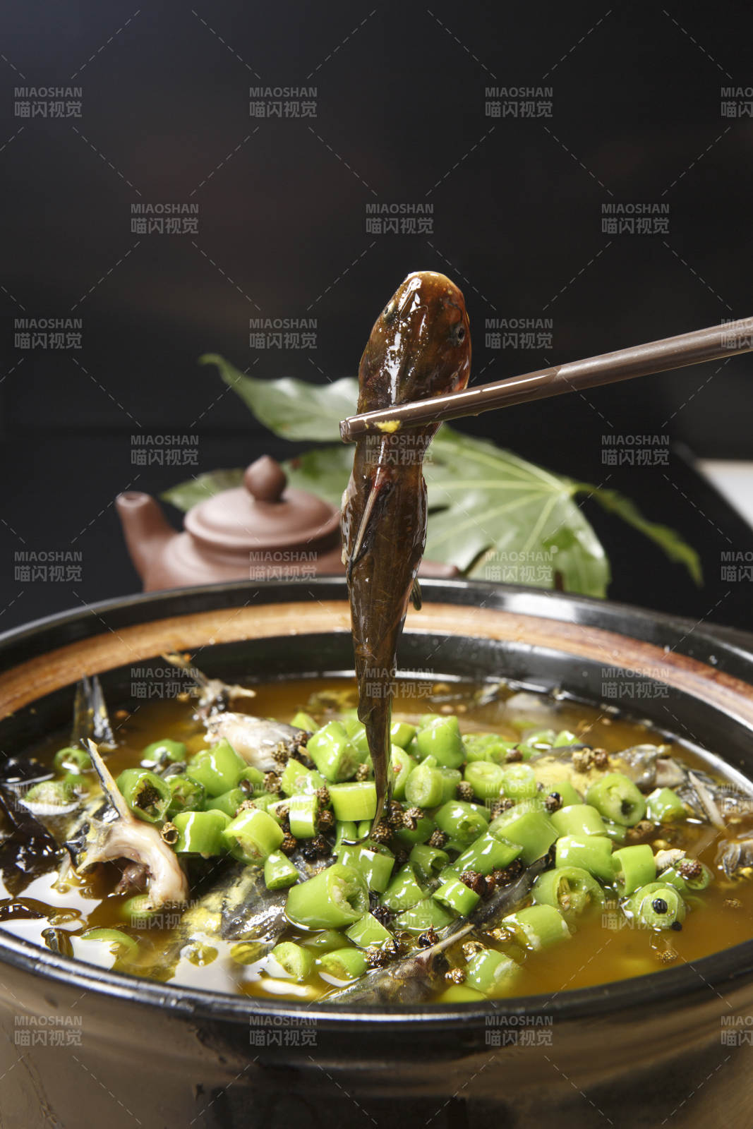 藤椒麻辣砂锅煲嘎鱼图片