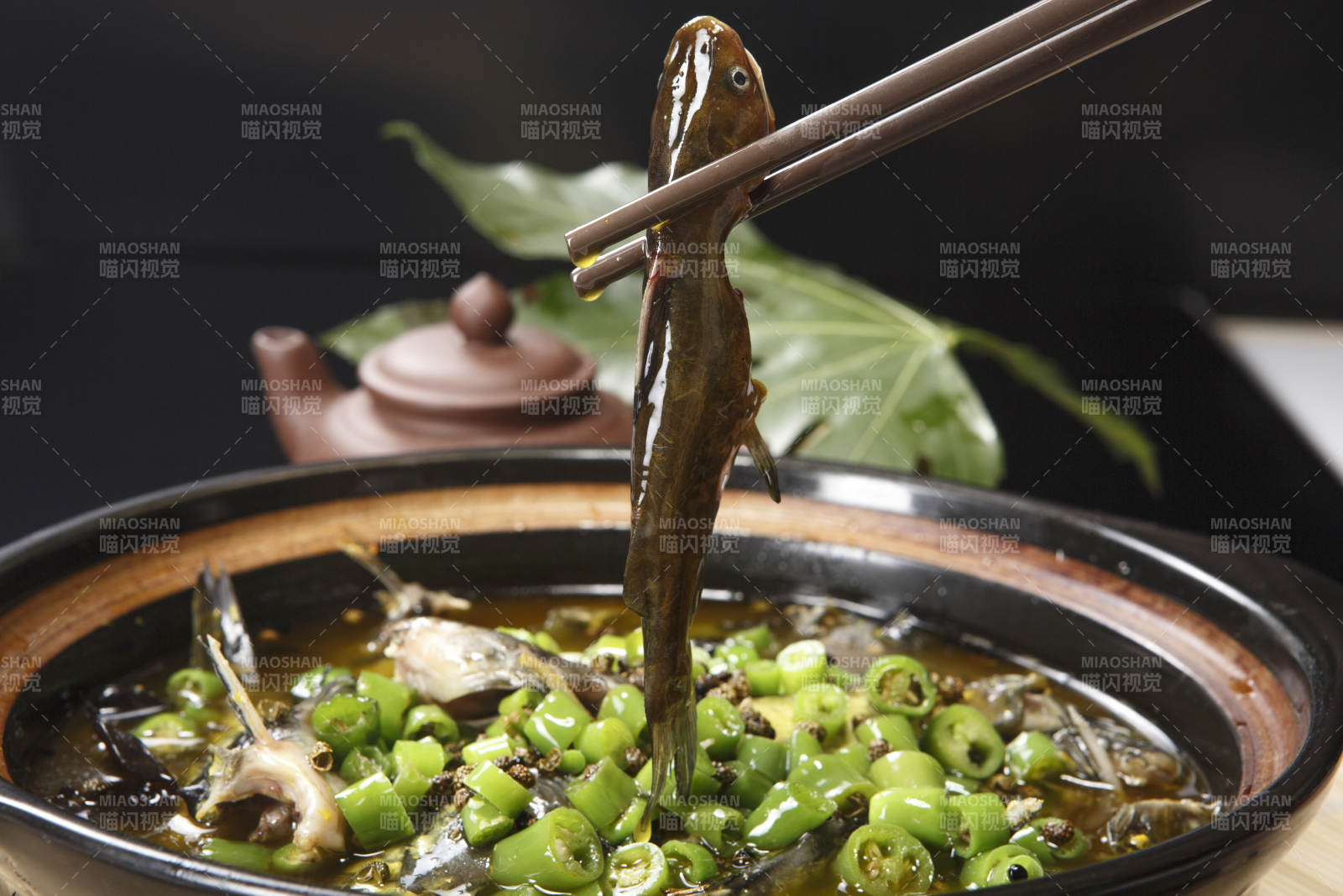 藤椒麻辣砂锅煲嘎鱼图片