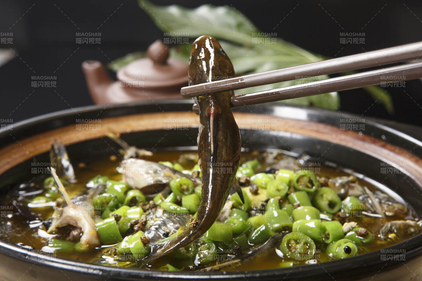 藤椒麻辣砂锅煲嘎鱼图片