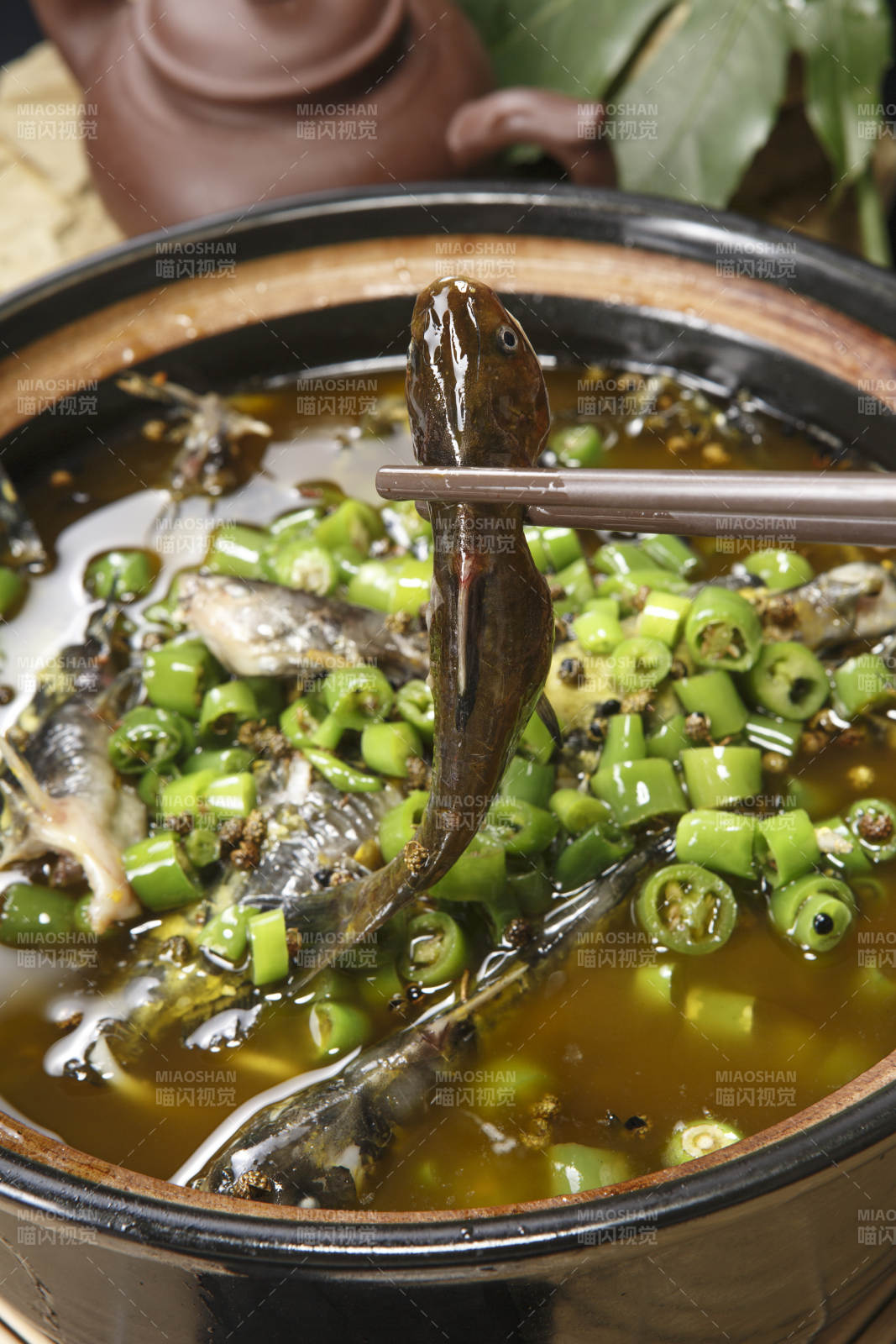 藤椒麻辣砂锅煲嘎鱼图片