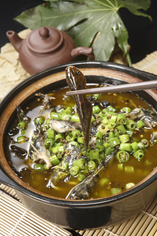 藤椒麻辣砂锅煲嘎鱼图片