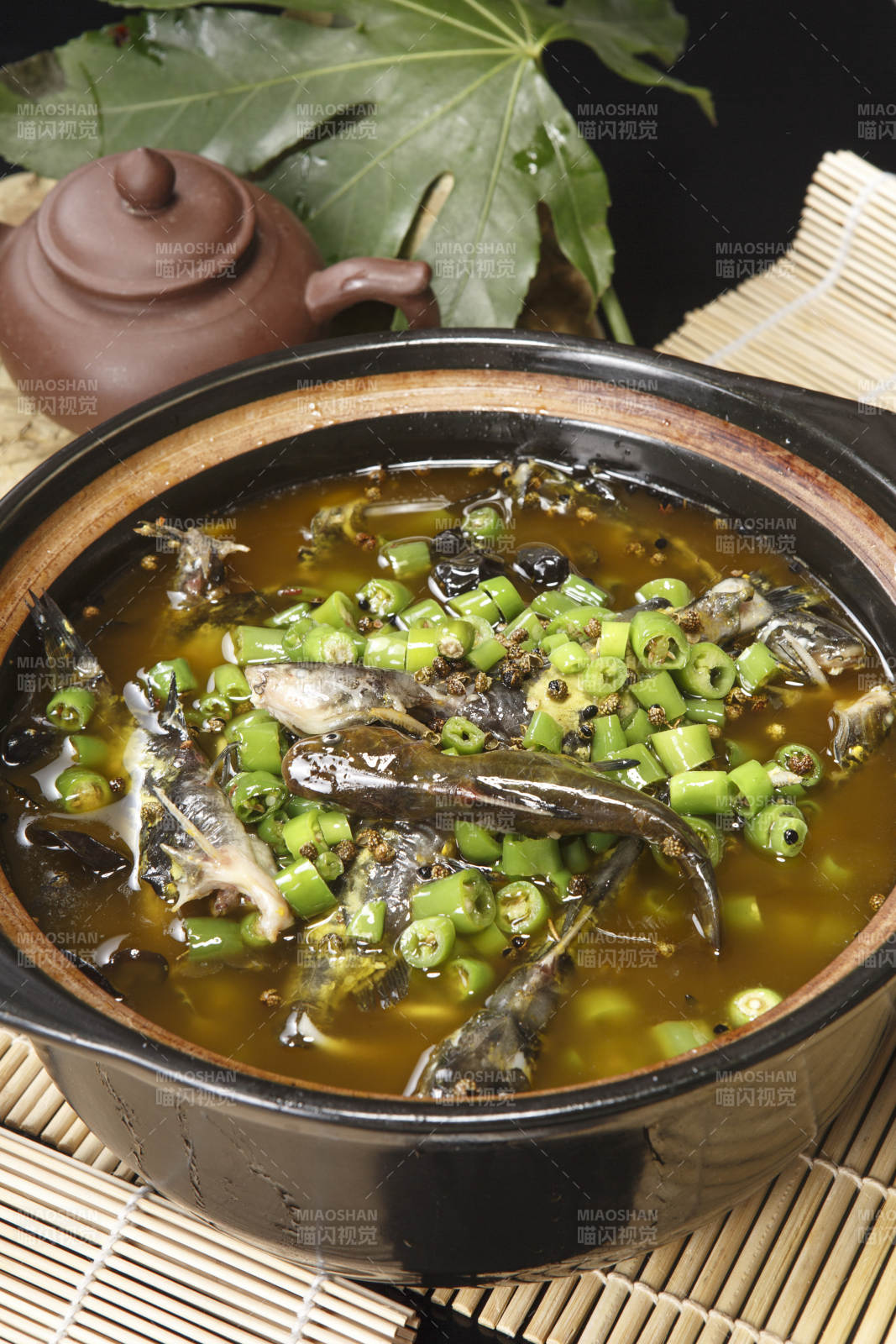 藤椒麻辣砂锅煲嘎鱼图片