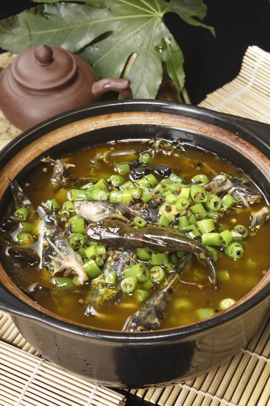 藤椒麻辣砂锅煲嘎鱼图片
