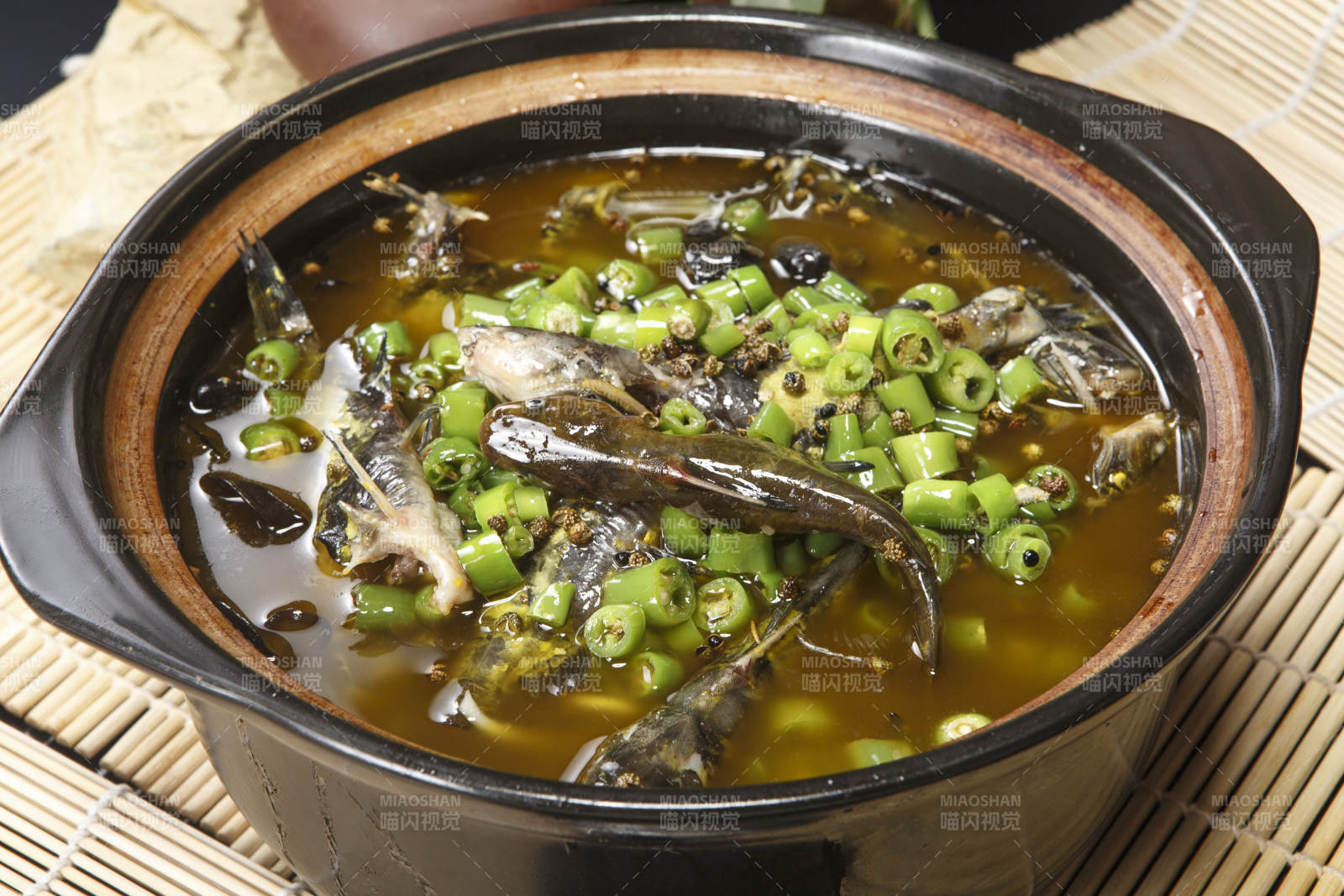 藤椒麻辣砂锅煲嘎鱼图片