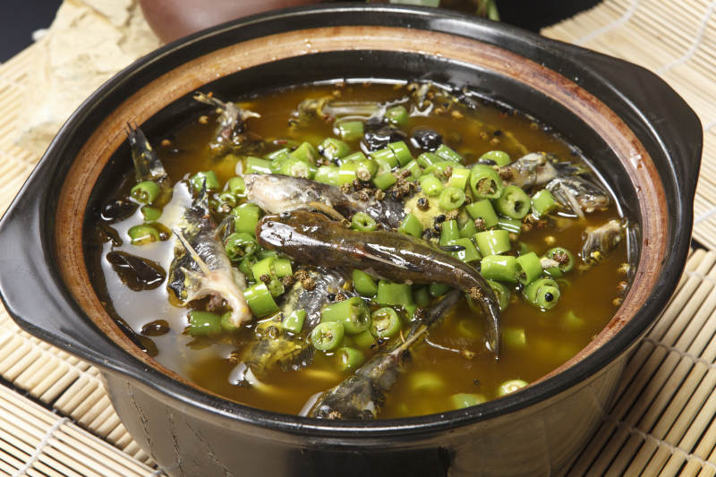 藤椒麻辣砂锅煲嘎鱼图片