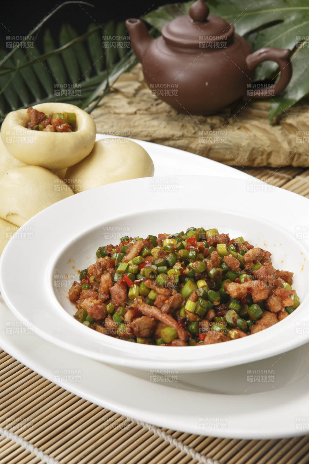 瓷盘装的窝头渣渣鸭图片