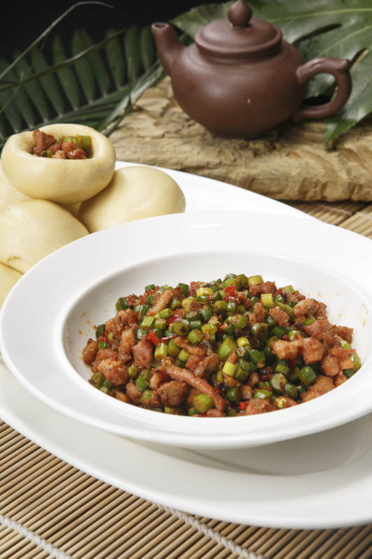 瓷盘装的窝头渣渣鸭图片