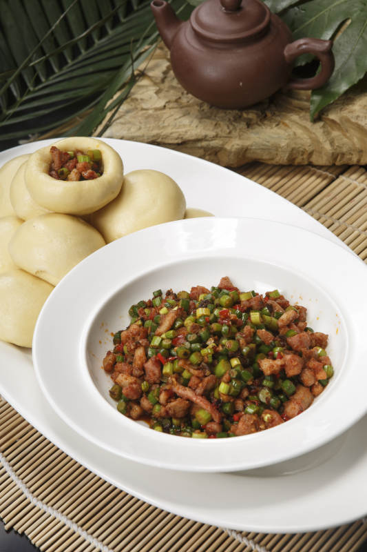 瓷盘装的窝头渣渣鸭图片