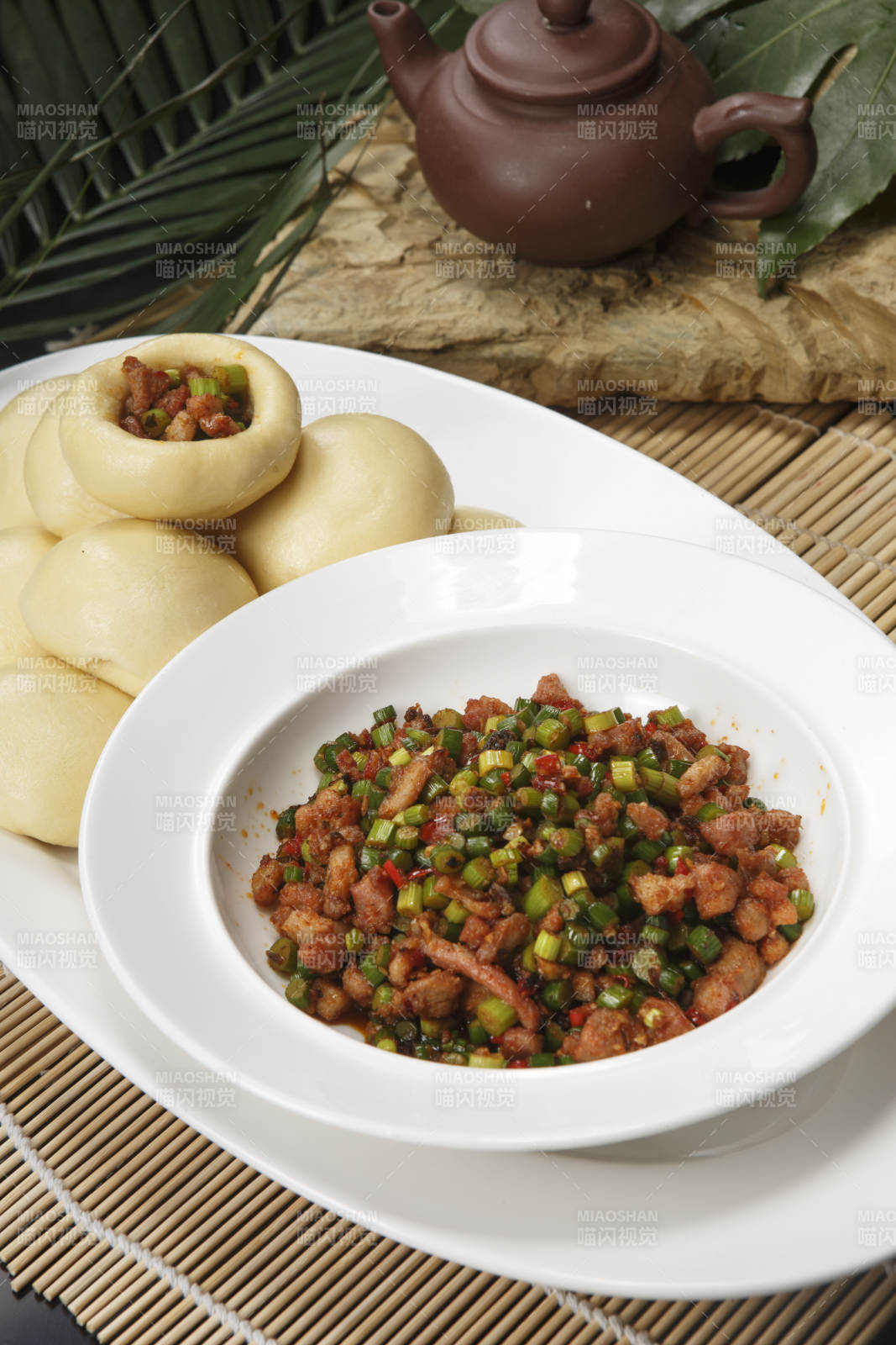 瓷盘装的窝头渣渣鸭图片