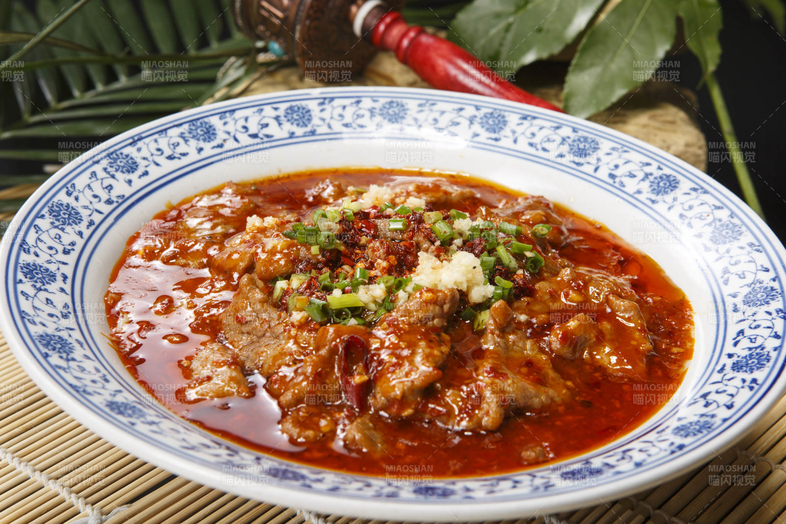 青花瓷盘装的麻辣水煮牛肉图片