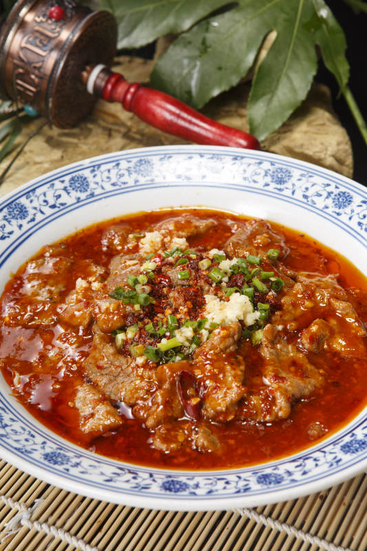 青花瓷盘装的麻辣水煮牛肉图片