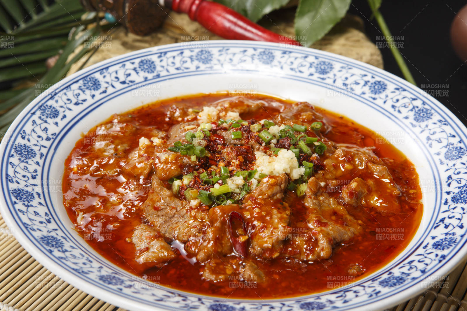 青花瓷盘装的麻辣水煮牛肉图片