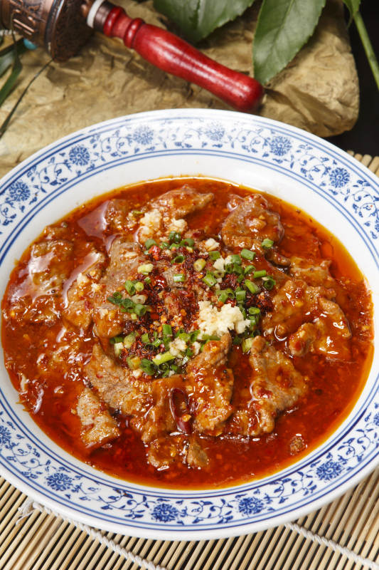 青花瓷盘装的麻辣水煮牛肉图片