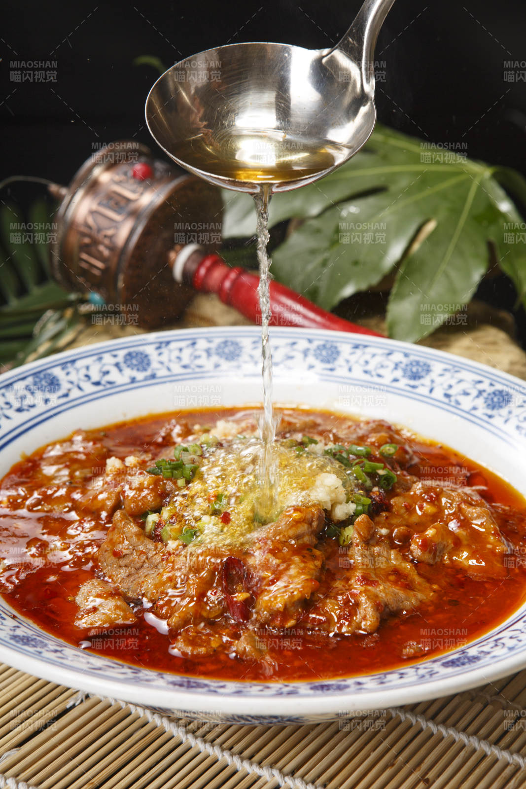 白色瓷盘装的杂粮小蛋糕图片