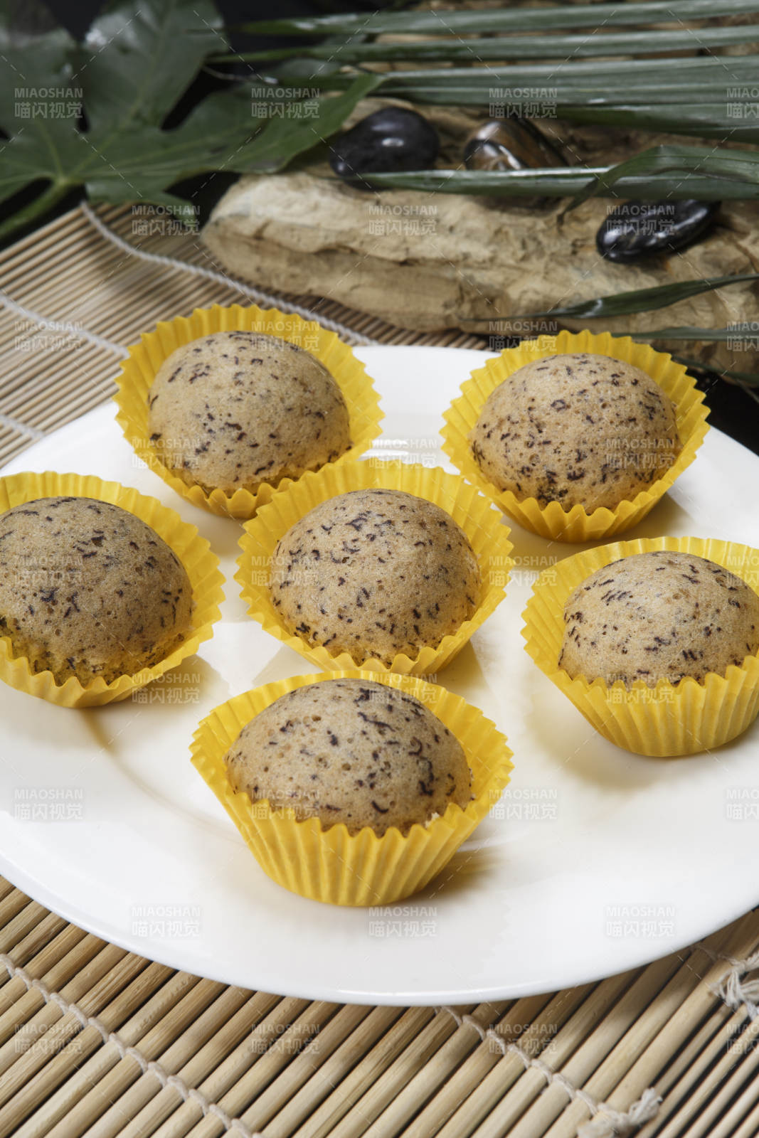 白色瓷盘装的杂粮小蛋糕图片