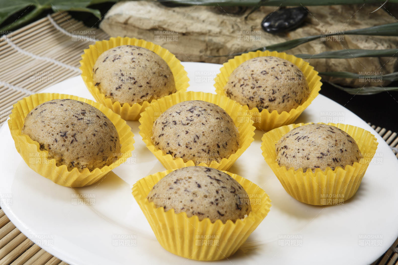 白色瓷盘装的杂粮小蛋糕图片